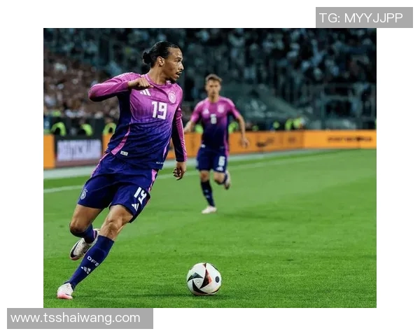 白色头发的足球明星如何在赛场上展现独特魅力与风采