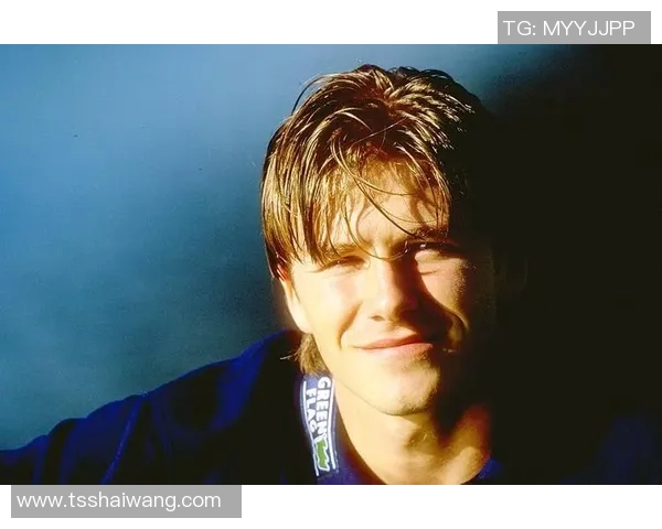 笑脸头像下的足球明星男孩展现青春活力与梦想追逐之路